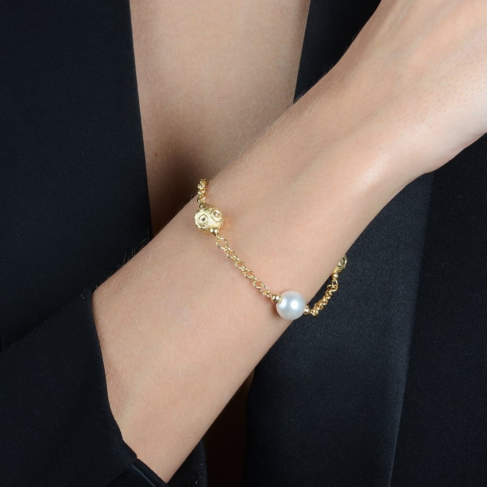 Pulseira Dourada Elo Português com Pérolas e Esferas Vazadas Auryn - Minha loja