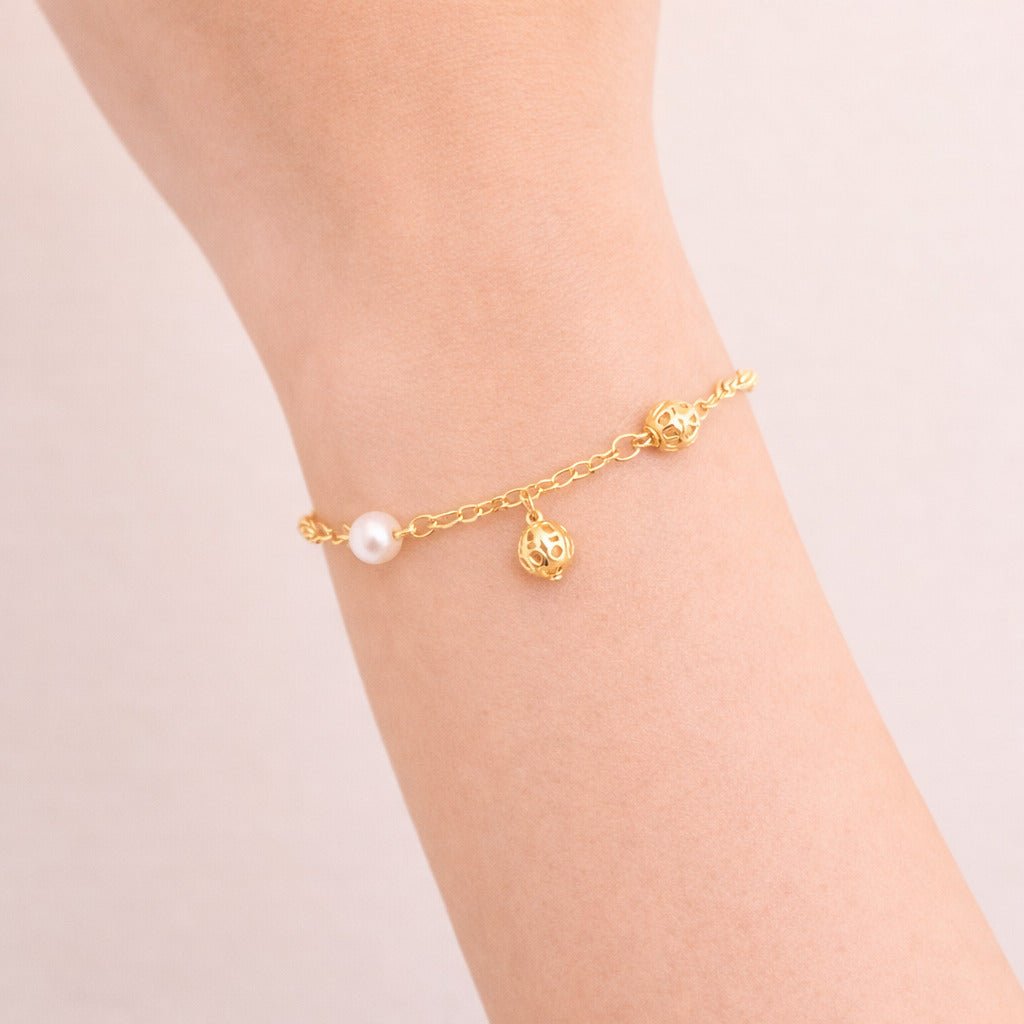 Pulseira Dourada Elo Português com Pérolas e Esferas Vazadas Auryn - Minha loja